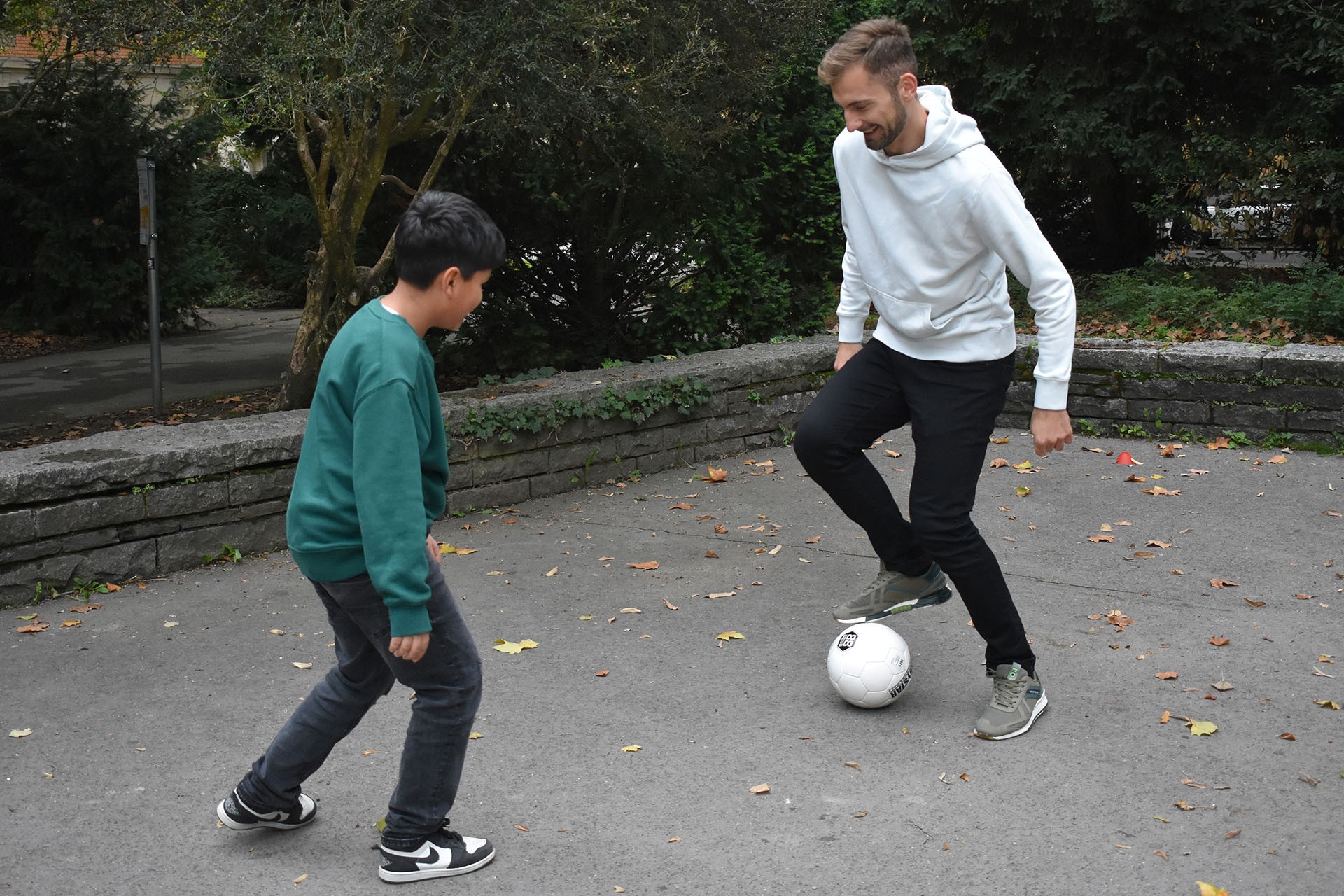 Rezan und Lehat beim Fußball spielen